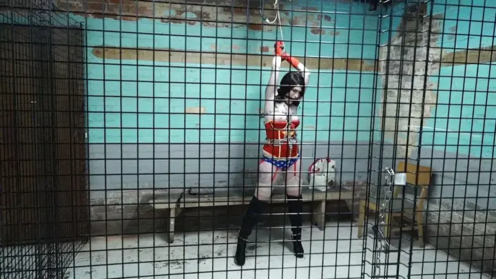 Wonder Amanda en danger : Enchaînée et soumise