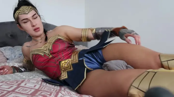 Gemmafitbunny – Wonderwoman Workout Flexing Scene
