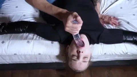 Ellie: Deepthroat estremo e orgasmi multipli in stivali alti
